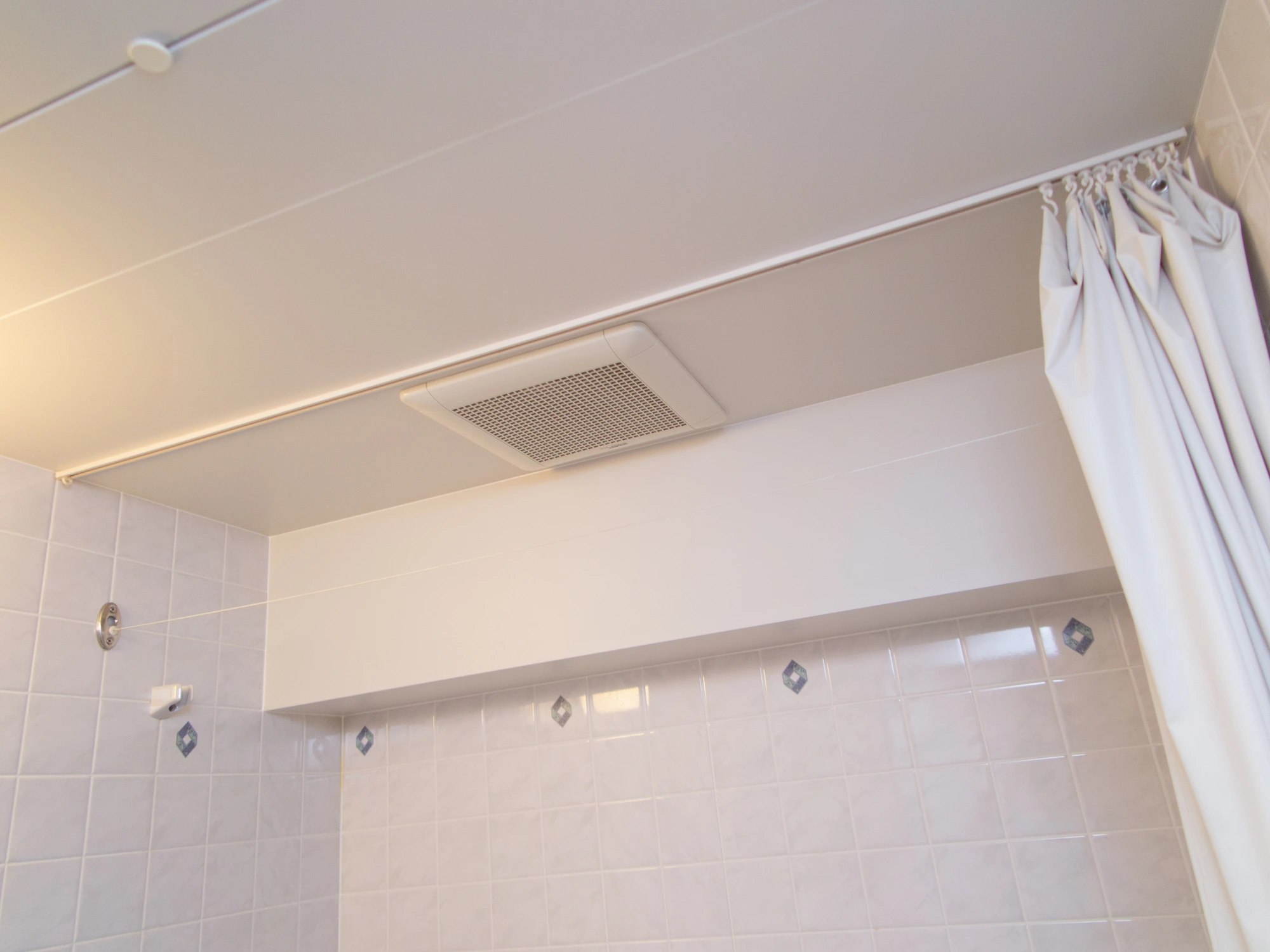 シャワーカーテンのカビを取るには 簡単除去方法と予防策 トイレつまり修理業者比較ランキング
