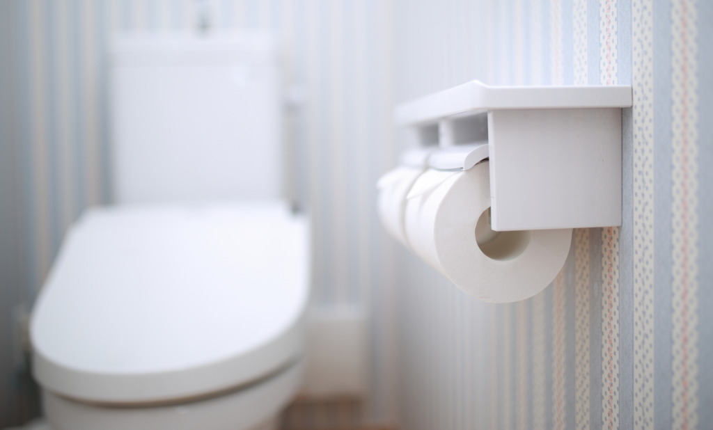 トイレの壁紙に付いた頑固なニオイや黄ばみを除去・予防する方法
