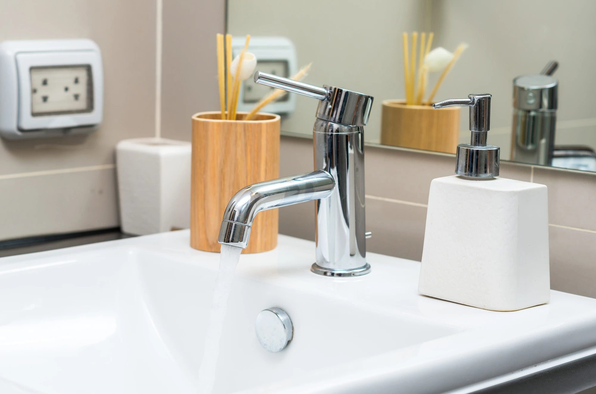 掃除しにくい洗面台の隙間汚れ キレイに取り除くには トイレつまり修理業者比較ランキング