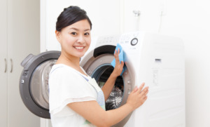 洗濯機の下が水浸し！？洗濯機の排水口詰まりを解消する方法